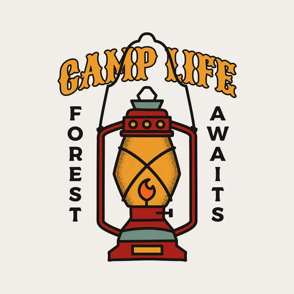 Camping bricka illustration design. Utomhus logotyp med lägerlykta och citat - Camp liv, väntar skog, för t skjorta. Ovanligt hipstermärke. Lager vektor klistermärke — Stock vektor