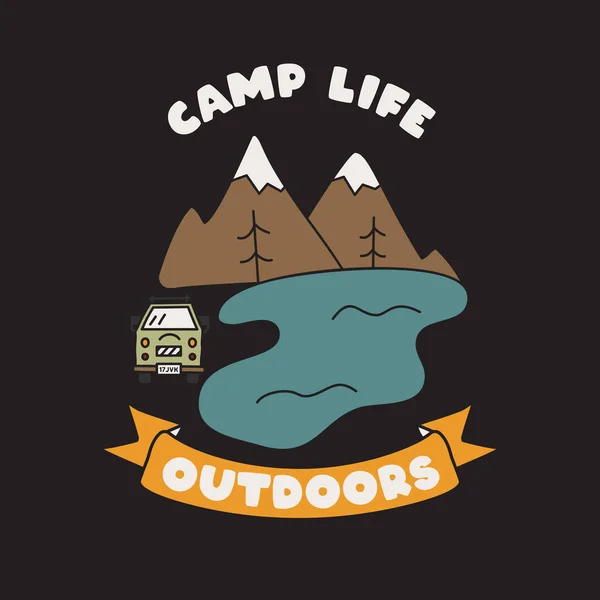 Design illustrazione badge campeggio. Logo esterno con citazione - Camp life outdoor, per t shirt. Inclusi montagne retrò, lago e camper. Patch stile hipster insolito. Vettore di riserva isolato — Vettoriale Stock