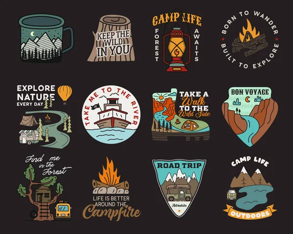 Logotipos de emblemas de acampamento de montanha vintage definidos, patches de aventura. Adesivos desenhados à mão projeta pacote. Expedição de viagem, etiquetas de mochila. Emblemas de caminhadas ao ar livre. Coleção de logotipos. Vetor. —  Vetores de Stock