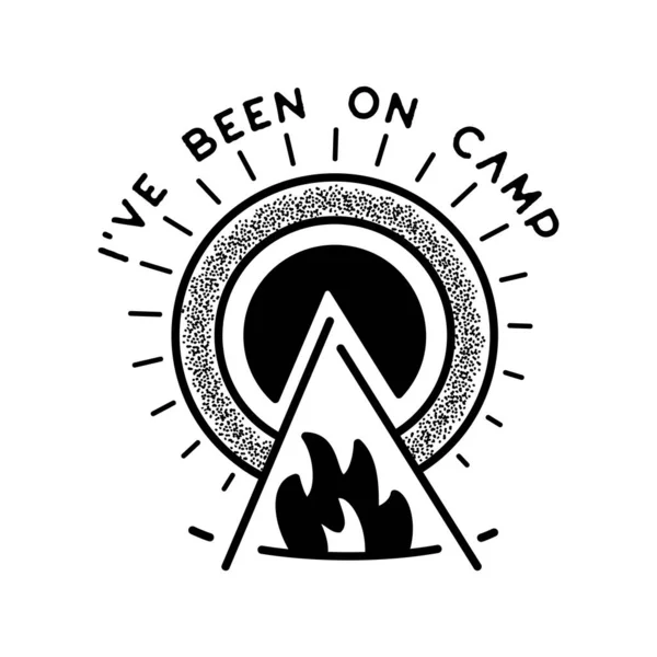 露营探险徽章设计。有报价的户外标志- -我在露营。旅行轮廓标签孤立。神圣的几何图形库存向量纹身图形标签 — 图库矢量图片