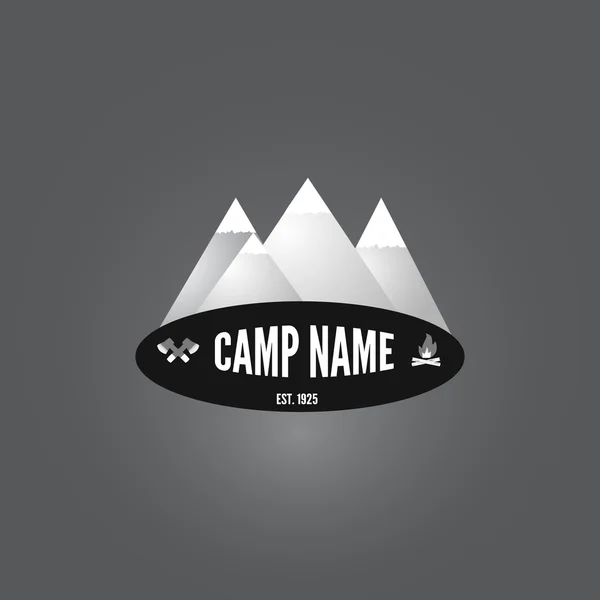 Logo de camping. Montagne, feu de joie et des haches croisées. — Image vectorielle