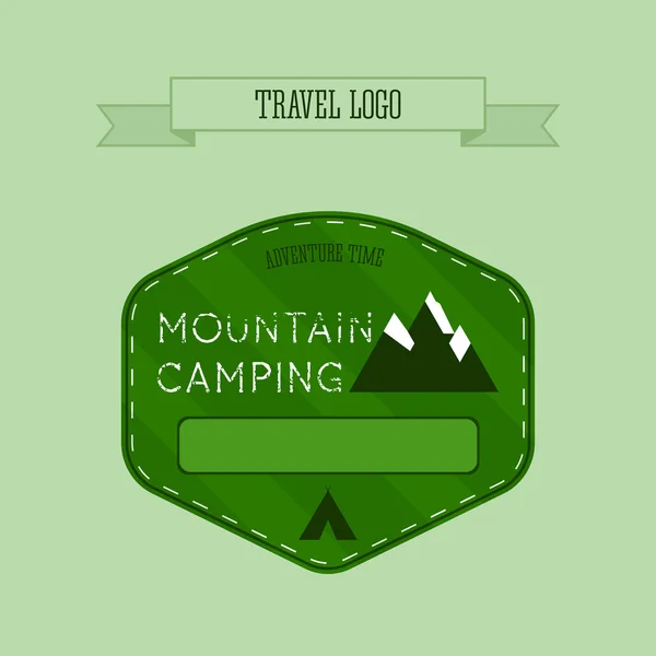 Insignia de campamento de montaña, etiquetas y Gafetes. Emblemas de viaje — Archivo Imágenes Vectoriales