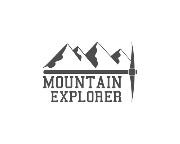 Vintage summer camp badge outdoors logo, emblem and label. Mountain Explorer concept, monochrome design. Best for travel sites, web app, adventure magazines. Easy to change color. Vector — 스톡 벡터