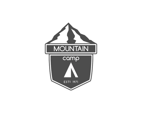Vintage travel mountain camping badge, outdoor logo, emblem and label. Monochrome design. Tent and text concept. Easy to change color. Vector — Wektor stockowy