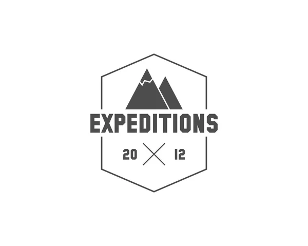 Vintage mountain expedition camping badge, outdoor logo, emblem and label concept for web, print. Retro stylish monochrome design. Easy to change color. Vector — Stok Vektör