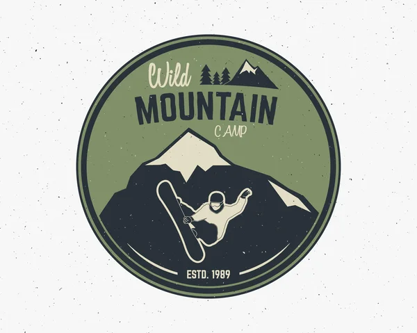 Mountain camping vintage explorer label. Outdoor adventure logo design. Travel hand drawn and hipster insignia. Snowboard icon symbol. Wilderness, forest camping badge. Snowboarding stamp. Vector — Wektor stockowy