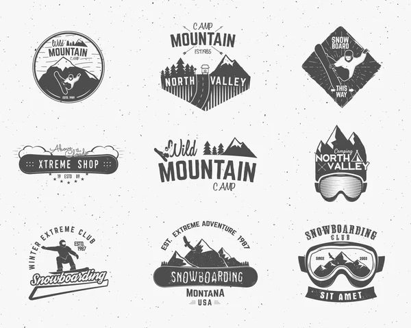 Set de Mountain camp cru explorateur étiquettes aventure logo Outdoor main design Voyage dessiné et hippie insignes. Snowboard icône symbole sauvage, escalade, insigne forêt de camping. Vecteur — Image vectorielle