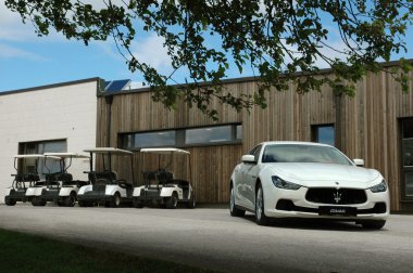 Beyaz Maserati Ghibli 2