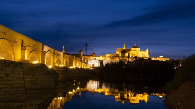 Öğleden sonra Cordoba Camii 'nde su yansıması vardı.