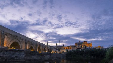 Bahar mevsiminde akşam vakti Cordoba Camii