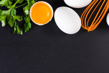 Kırık yumurta bir çırpma teli ile. Metin için boş alan