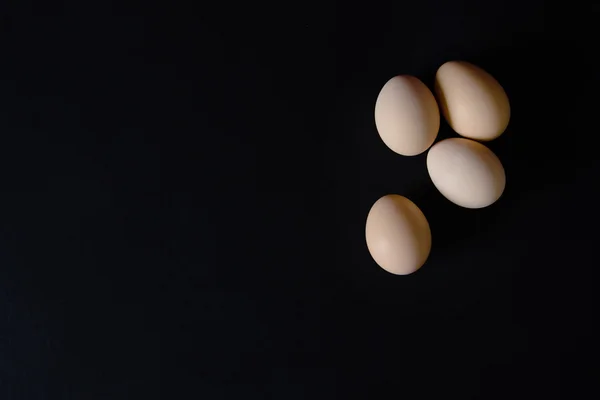 Verschillende eieren op een zwarte achtergrond — Stockfoto