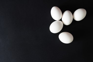 Siyah arka planda birkaç yumurta.