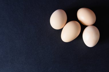 Siyah arka planda birkaç yumurta.