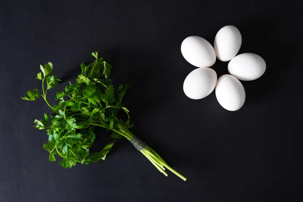 Varios huevos sobre un fondo negro — Foto de Stock