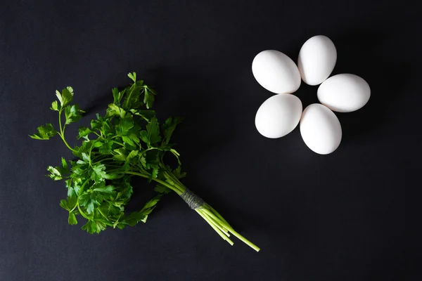 Varios huevos sobre un fondo negro —  Fotos de Stock