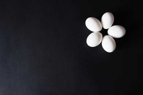 Beberapa telur dengan latar belakang hitam — Stok Foto