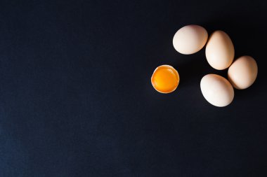 Siyah arka planda birkaç yumurta.