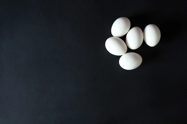 Varios huevos sobre un fondo negro —  Fotos de Stock