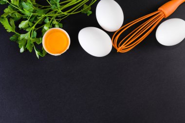 Kırık yumurta bir çırpma teli ile. Metin için boş alan