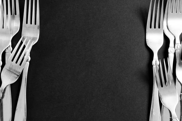 siyah bir zemin üzerine çelik çatal