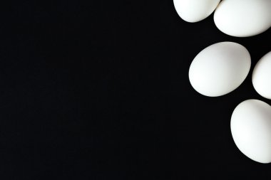 Siyah arka planda birkaç yumurta.