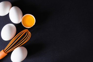 Kırık yumurta bir çırpma teli ile. Metin için boş alan