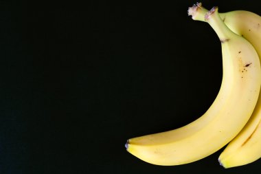 Siyah arkaplanda muz