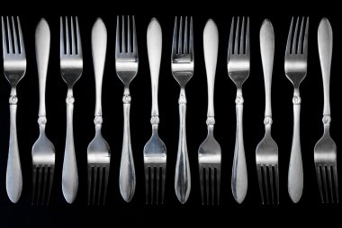 siyah bir zemin üzerine çelik çatal