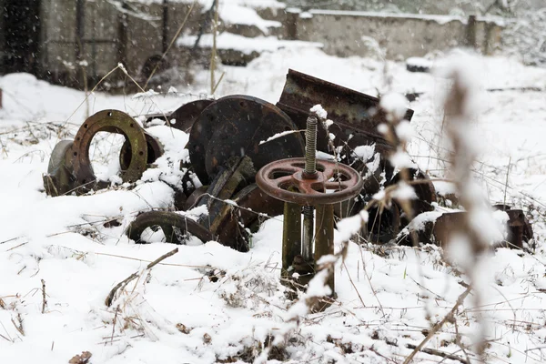 UCRÂNIA. Zona de Exclusão de Chernobil. - 2016.03.20. Peças de metal antigas na base militar soviética abandonada — Fotografia de Stock