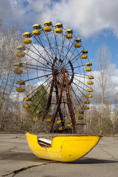 Ukrainisch. Sperrzone Tschernobyl. - 2016.03.19. verlassener Vergnügungspark in der Stadt Pripyat — Stockfoto