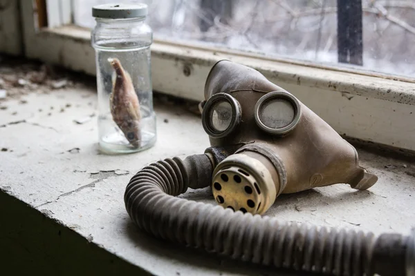 ウクライナ。チェルノブイル地域。-2016.03.20。放射能マスクの感染. — ストック写真