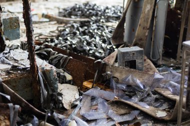 Ukrayna. Çernobil dışlama bölgesi. -2016.03.20. Abandonet Sovyet askeri üssünde eski metal parçalar