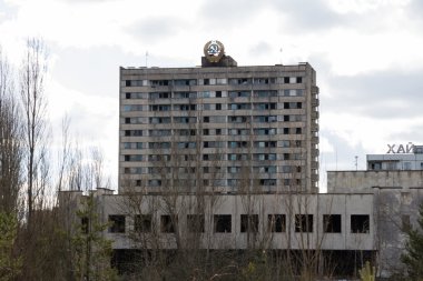 Ukrayna. Çernobil dışlama bölgesi. -2016.03.19. Pripyat terk edilmiş City'deki binalar