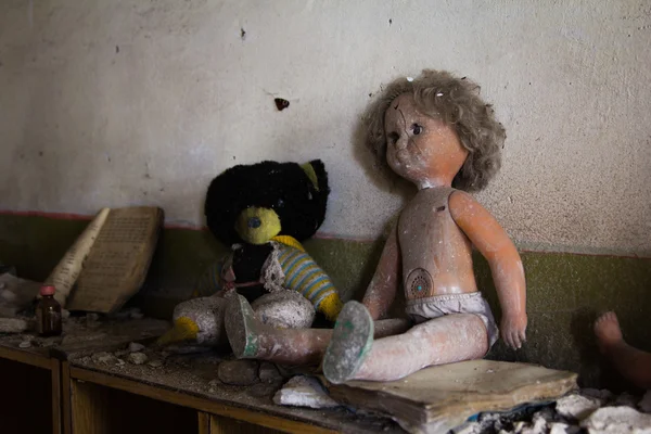 UCRAINA. Zona di esclusione di Chernobyl. - 2016.03.19. Bambole vecchie nell'asilo abbandonato — Foto Stock