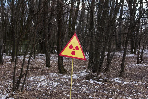 Oekraïne. Tsjernobyl uitsluiting Zone. -2016.03.19. Teken van straling vervuiling in bos in de buurt van de elektriciteitscentrale — Stockfoto