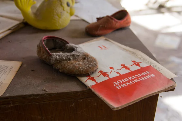 ウクライナ。チェルノブイル地域。-2016.03.19。放棄された幼稚園で古いおもちゃ — ストック写真