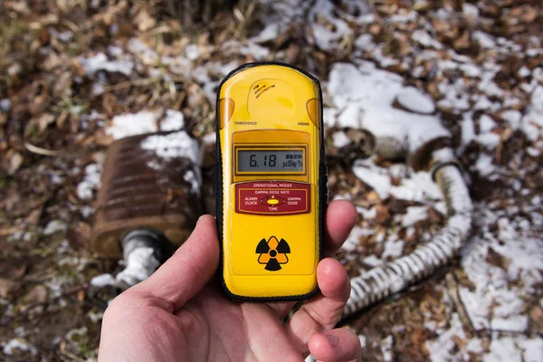 UKRAINE. Zone d'exclusion de Tchernobyl. - 2016.03.19. Dosimètre sur le fond du masque recouvert de neige — Photo