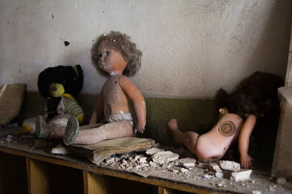 Ukrajina. Černobylu. -2016.03.19. Staré panenky v opuštěné školky — Stock fotografie