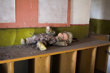 Ukrayna. Çernobil dışlama bölgesi. -2016.03.19. Eski bebek terk edilmiş anaokulu
