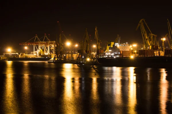 มุมมองกลางคืนของท่าเรืออุตสาหกรรม — ภาพถ่ายสต็อก