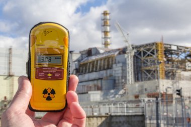 Ukrayna. Çernobil dışlama bölgesi. -2016.03.19. Dosimeter ve nükleer santral arka planda