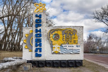 Ukrayna. Çernobil dışlama bölgesi. -2016.03.19. Şehir girişinde yol işareti