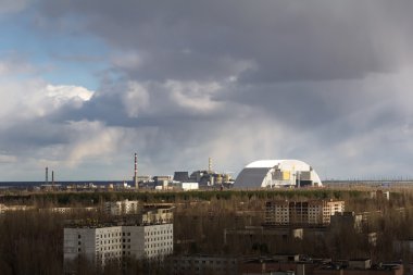 Ukrayna. Çernobil dışlama bölgesi. -2016.03.19. Nükleer enerji santrali. Pripyat görünümünden