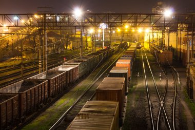 Yük İstasyonu trenler gece ile