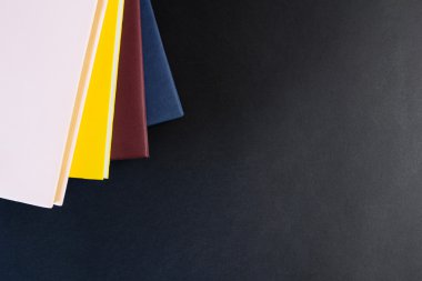 Siyah arkaplan üzerine kitap yığını