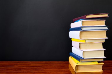 Siyah arkaplan üzerine kitap yığını