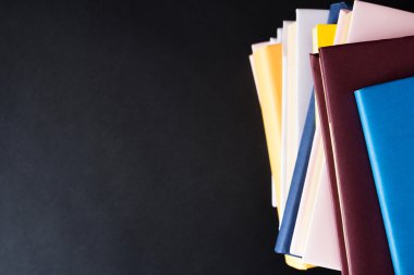 Siyah arkaplan üzerine kitap yığını
