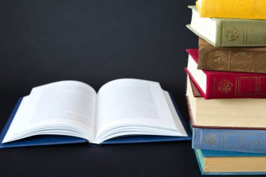 Siyah arkaplan üzerine kitap yığını