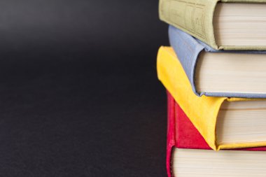 Siyah arkaplan üzerine kitap yığını